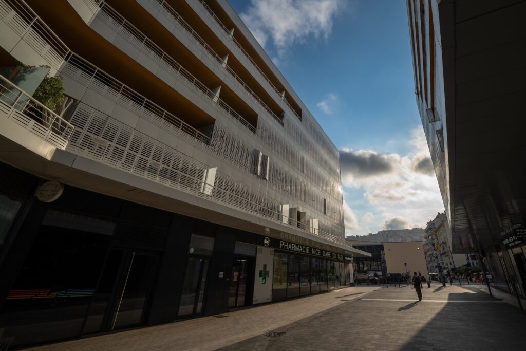 Photo décentrée avec cadrage penché pour créer une tension visuelle volontaire