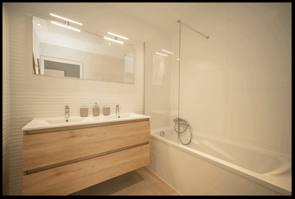Salle de bain avec balance des blancs trop chaude, teinte jaune orangée dominante causée par une température de couleur d’environ 3200 kelvins