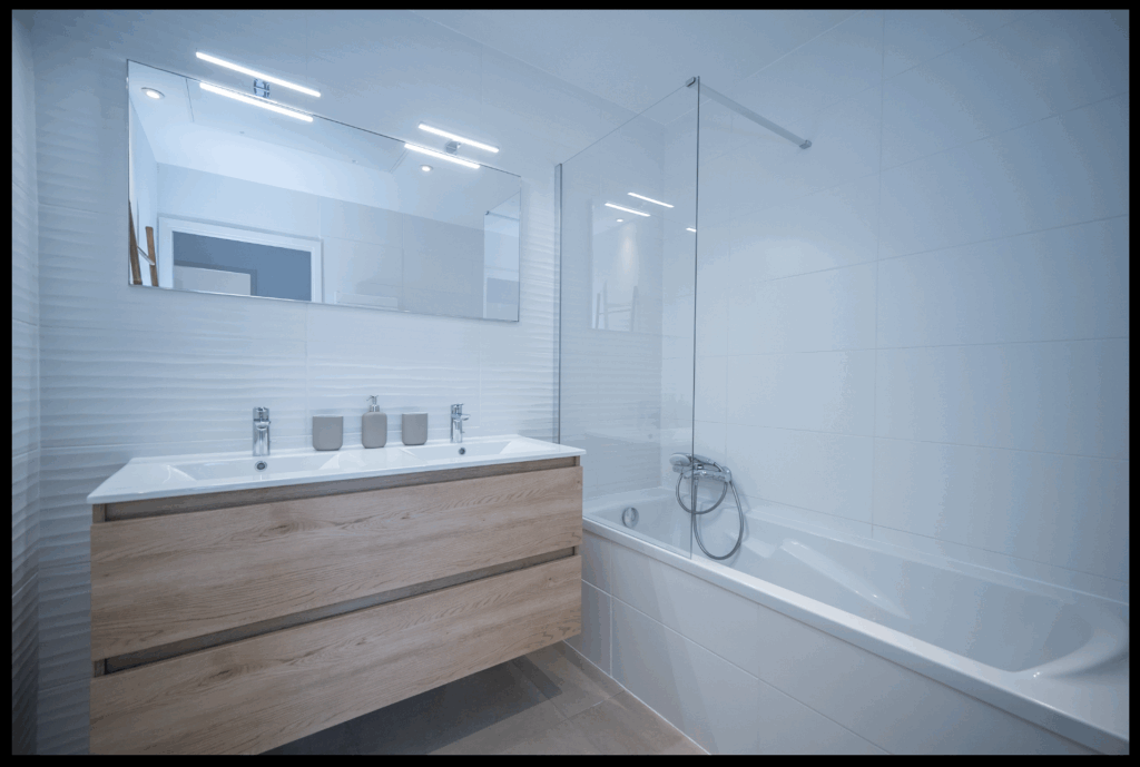 Salle de bain avec balance des blancs trop froide, teinte bleutée dominante, causée par un éclairage corrigé autour de 7500 kelvinspierregmartin