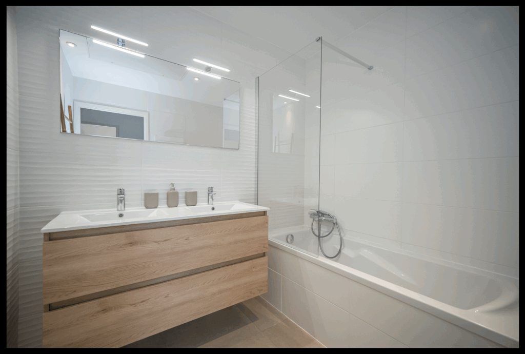 Salle de bain photographiée avec une balance des blancs neutre, température autour de 5000 à 5500 kelvins, sans dominante de couleur