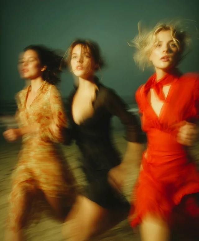 Photographie de mode ou de rue, toujours en mouvement.Inspiré par le cinéma des années 70, la pellicule et l’éphémère.#photographeenmouvement #photoartistique #flouartistique #motionblurphotography #photographemode #cinematicphotography #vintagestyle #portraitartistique #shootmode #photographeàNice #artphotography #editorialshoot #dreamlikephoto #lensculture #fashionphotographer #analogvibes