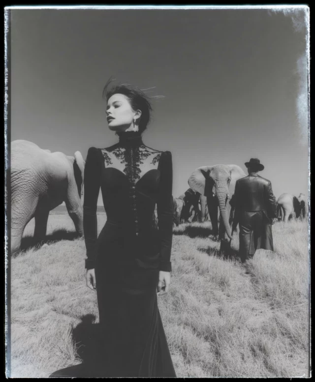 Photographie de mode en noir et blanc, entre élégance absolue et nature sauvage.Une femme en robe noire sculpturale au milieu des éléphants, comme figée dans une scène de film intemporel.Esthétique cinématographique, textures argentiques et contraste brut.#photographemode #noiretblanc #eleganceintemporelle #fashioneditorial #cinematicstyle #artphotography #wildbeauty #analogvibes #vintagefashion #portraitartistique #africanfashioninspo #photographyandwildlife #fineartportrait #noirstyle #femininemystery #shootmode #photographeàNice #stylishcomposition #fashionwithnature