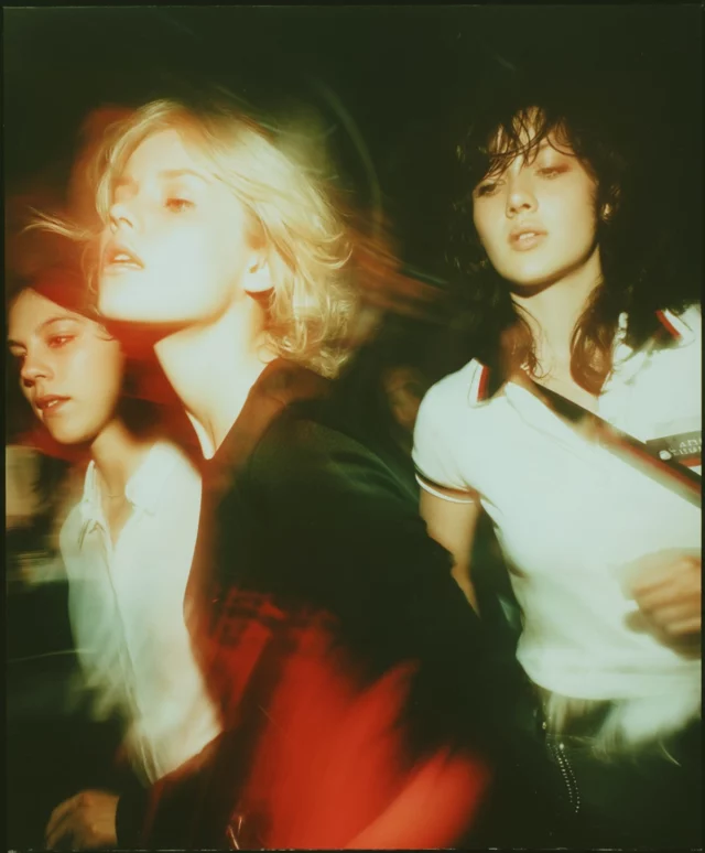 Photographie de mode ou de rue, toujours en mouvement.Inspiré par le cinéma des années 70, la pellicule et l’éphémère.#photographeenmouvement #photoartistique #flouartistique #motionblurphotography #photographemode #cinematicphotography #vintagestyle #portraitartistique #shootmode #photographeàNice #artphotography #editorialshoot #dreamlikephoto #lensculture #fashionphotographer #analogvibes