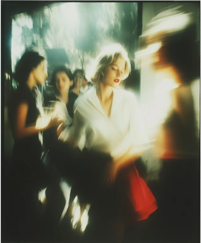 Photographie de mode ou de rue, toujours en mouvement.Inspiré par le cinéma des années 70, la pellicule et l’éphémère.#photographeenmouvement #photoartistique #flouartistique #motionblurphotography #photographemode #cinematicphotography #vintagestyle #portraitartistique #shootmode #photographeàNice #artphotography #editorialshoot #dreamlikephoto #lensculture #fashionphotographer #analogvibes