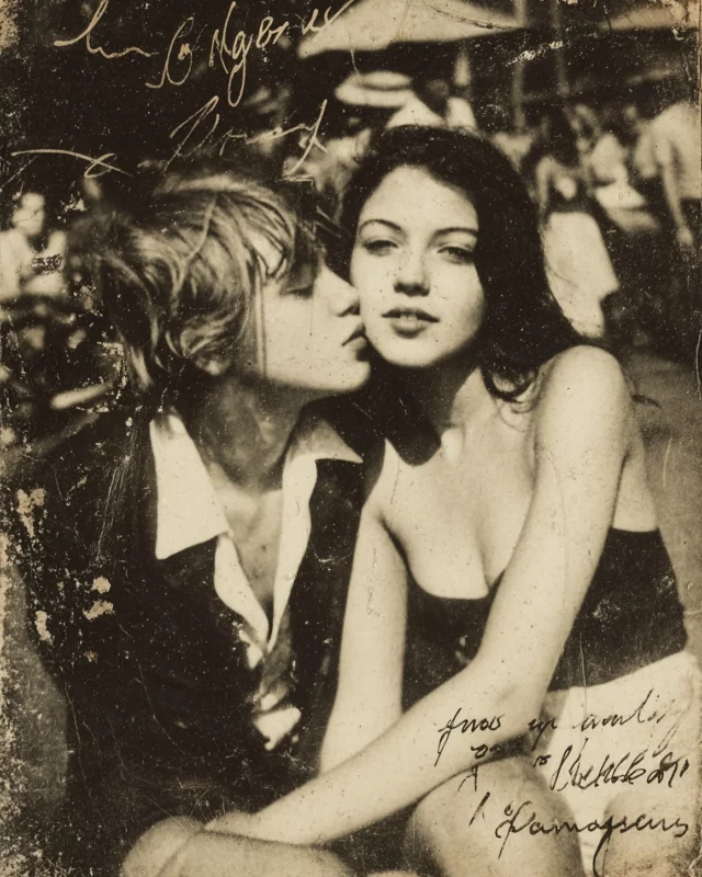 Cette photographie, grattée et annotée à la main comme une carte postale d’un autre temps, capture un moment intime entre deux jeunes gens. La pose, naturelle et amoureuse, se distingue des portraits figés plus traditionnels. Ce genre de cliché témoigne du développement des appareils photo personnels, et d’un regard plus libre sur la jeunesse et les sentiments.#PhotoDarchives #PlageAnnées50 #JeunesseÉternelle #CoupleVintage #MémoireDesCorps